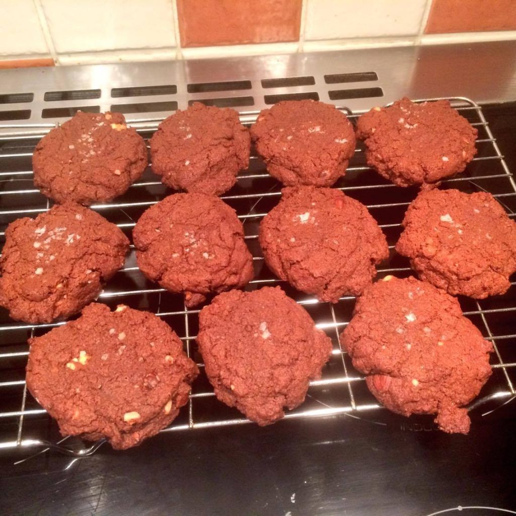 11 baked cookies on a cooling rack.